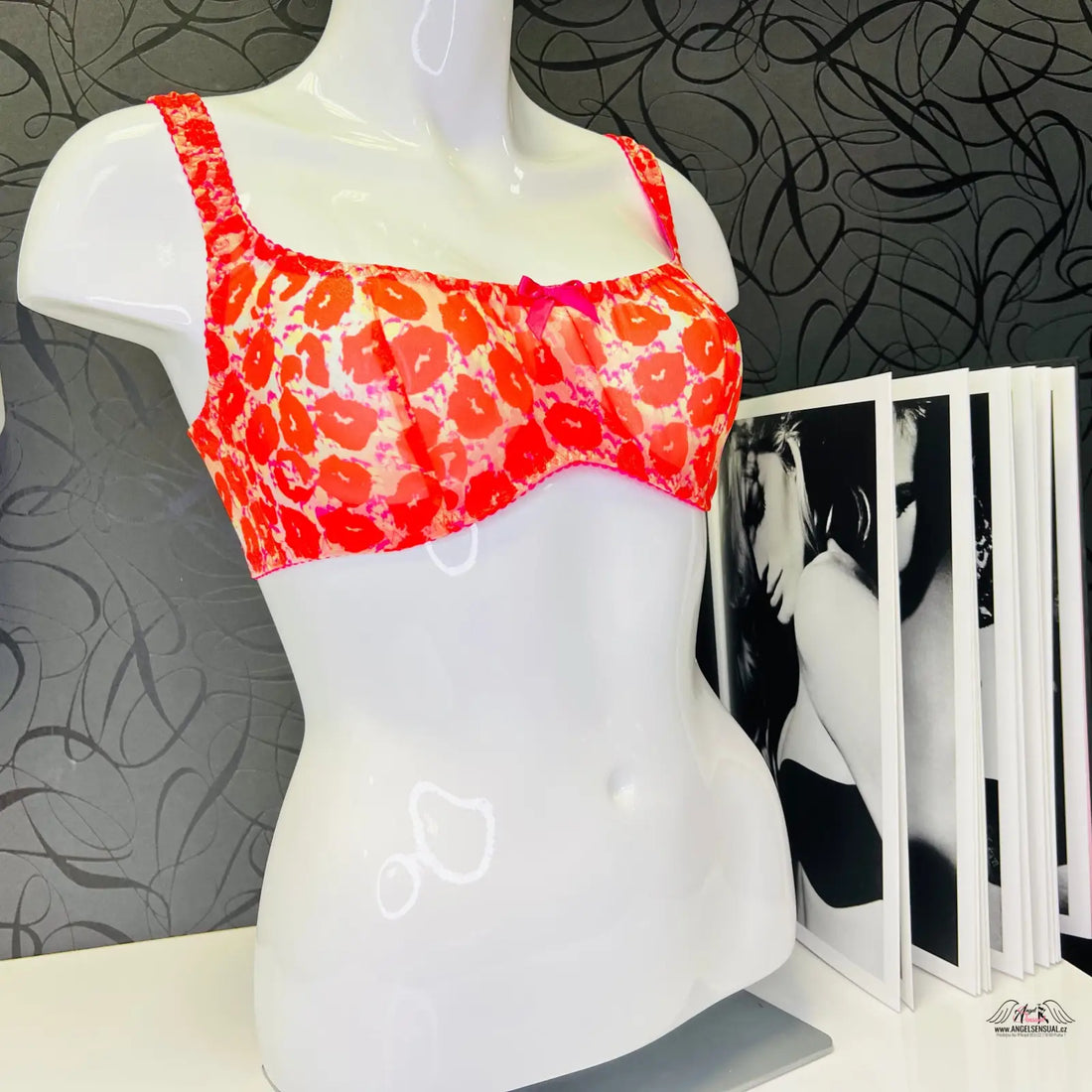Bílá manekýnka s červeným květinovým bikini topem z Agent Provocateur Kit Leopard