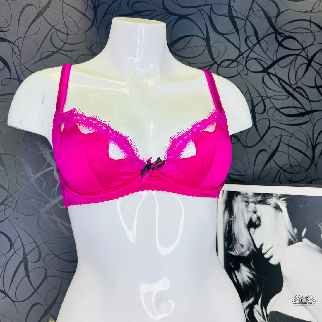 Hot pink lace trim podprsenka Lavelle s asymetrickým střihem, sytě barevná podprsenka
