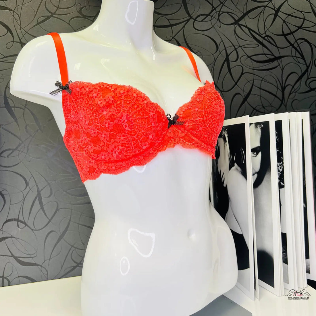 Luxusní krajková podprsenka Agent Provocateur Lolah na figuríně, ideální pro speciální příležitosti