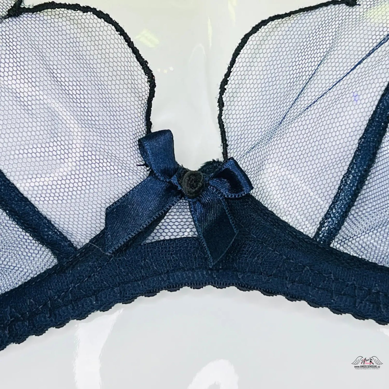 Detailní záběr agent provocateur podprsenky Lorna s modrou stuhou v černém lurexu