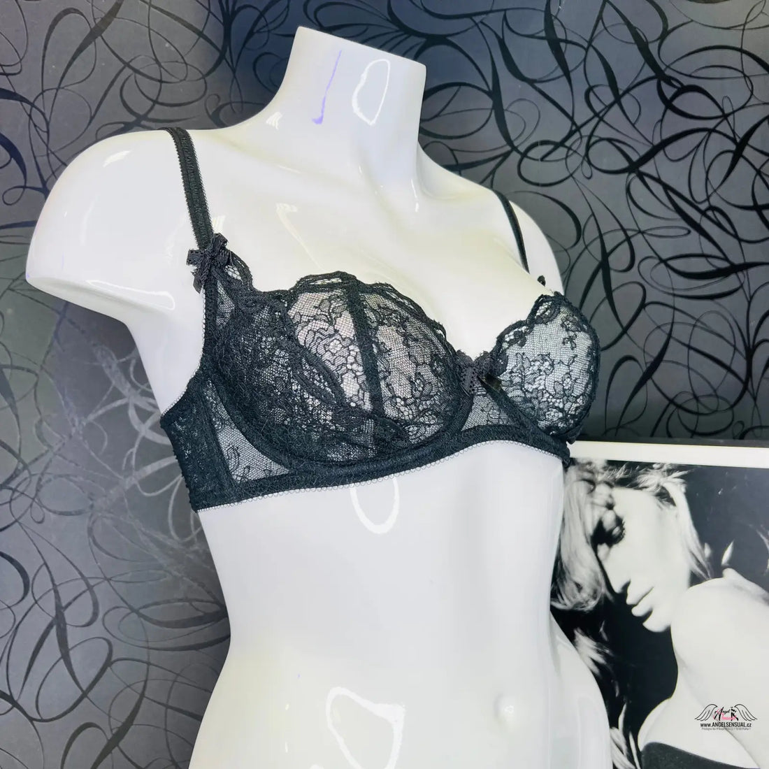 Krajková podprsenka love na figuríně, luxusní krajková podprsenka pro speciální příležitosti