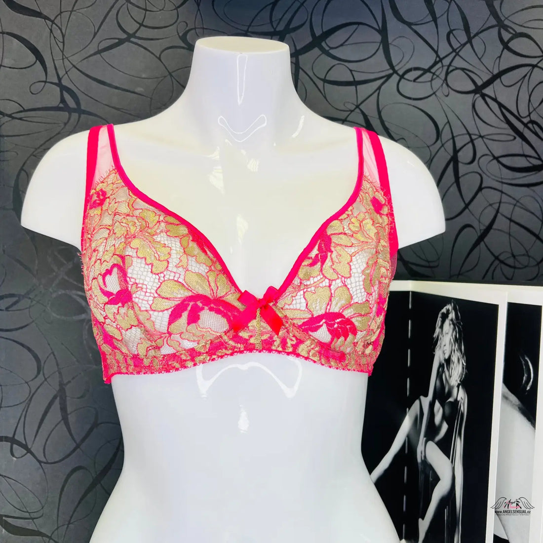 Agent Provocateur luxusní podprsenka Lysianne s jemnou síťovinou a růžovým lemem