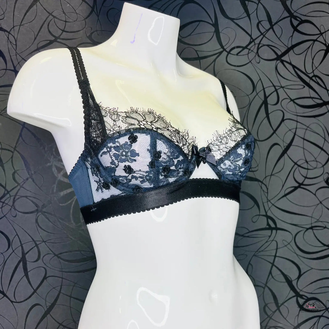 Elegantní černá a modrá krajková podprsenka Macey Navy na bílém figuríně