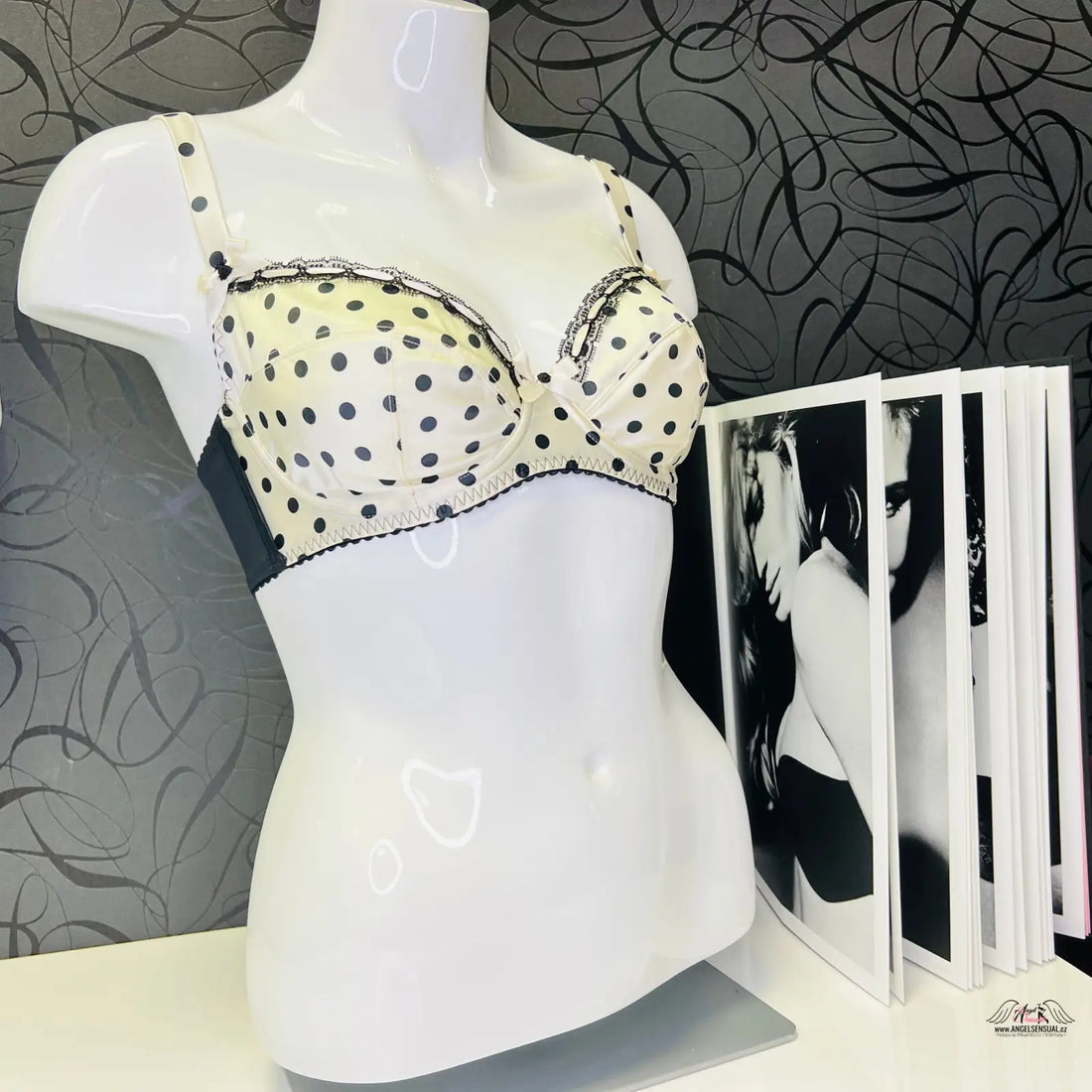 Polka-dotted bra on mannequin, Agent Provocateur Marjorie puntíkovaná podprsenka