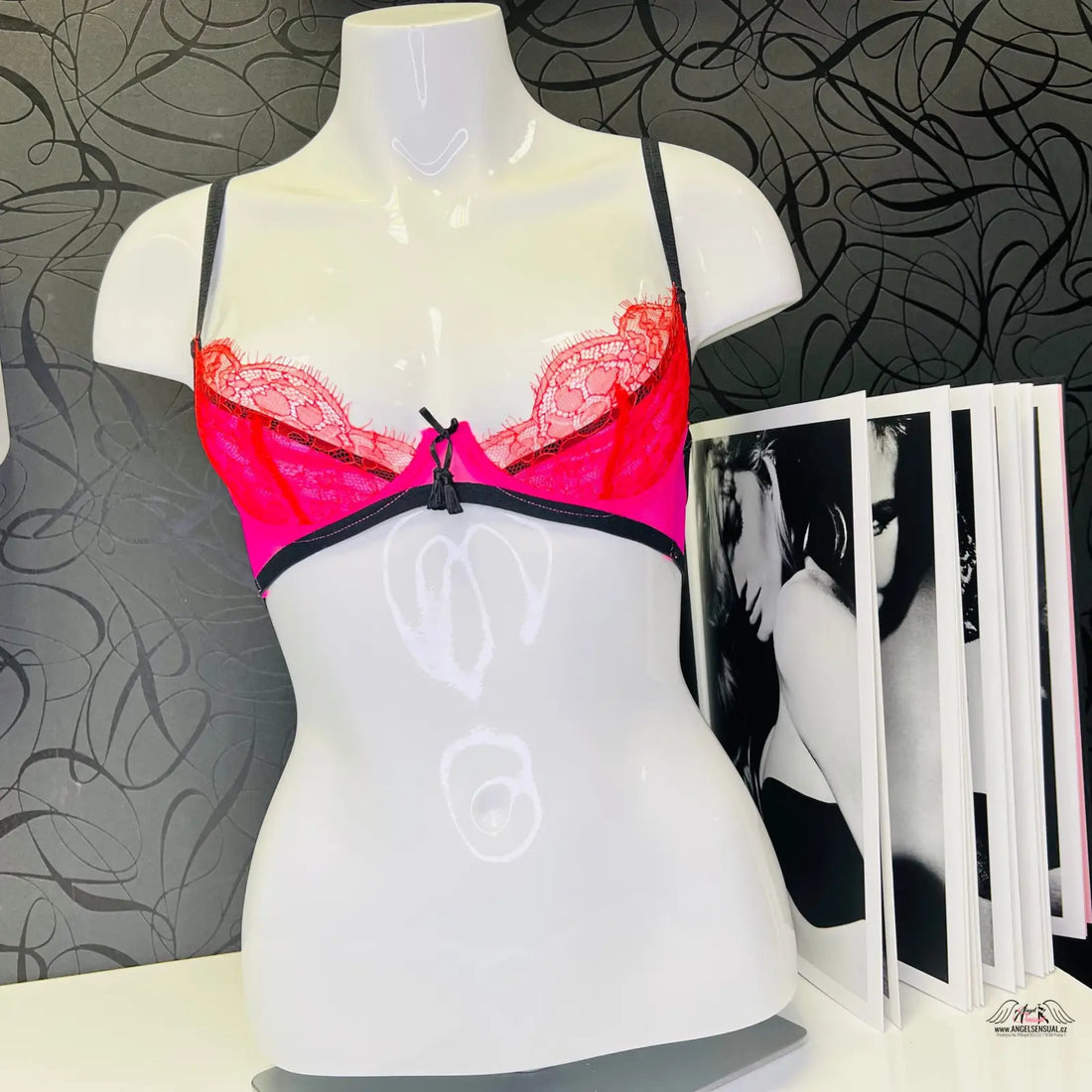 Manekýn s růžovou podprsenkou Megan Podprsenka Megan Pink z růžového tylu