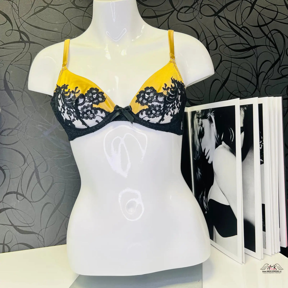 Agent Provocateur Podprsenka Nayeli s žlutou a černou krajkou, elegantní černou krajkou
