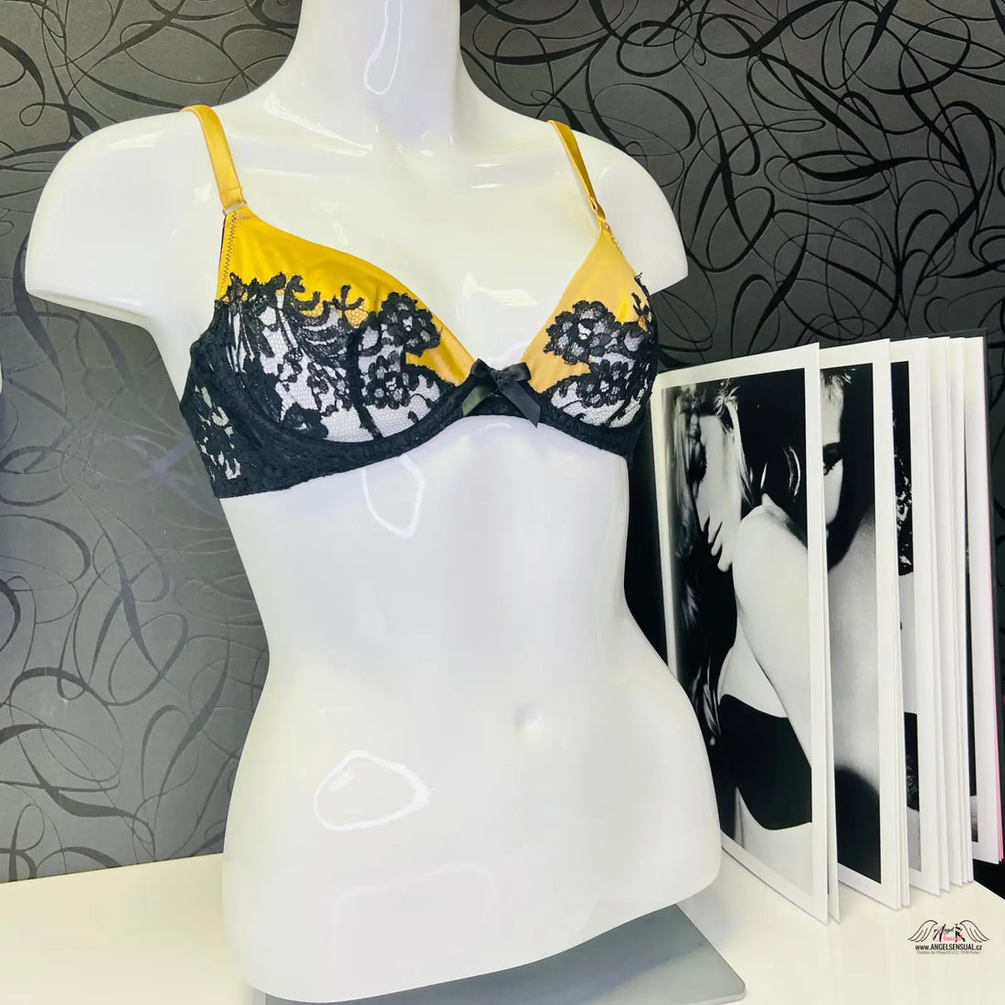 Agent Provocateur Podprsenka Nayeli s černou krajkou na modelu, žlutá a černá