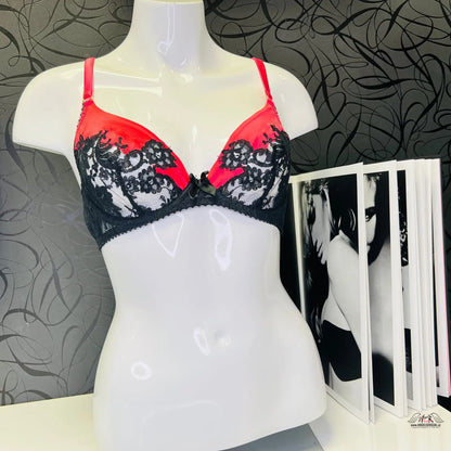 Agent Provocateur Podprsenka Nayeli s černou krajkou na manekýně