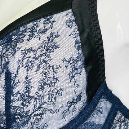 Lace-covered bra cup with satin trim from Agent Provocateur luxusní krajková podprsenka with dvojím zapínáním