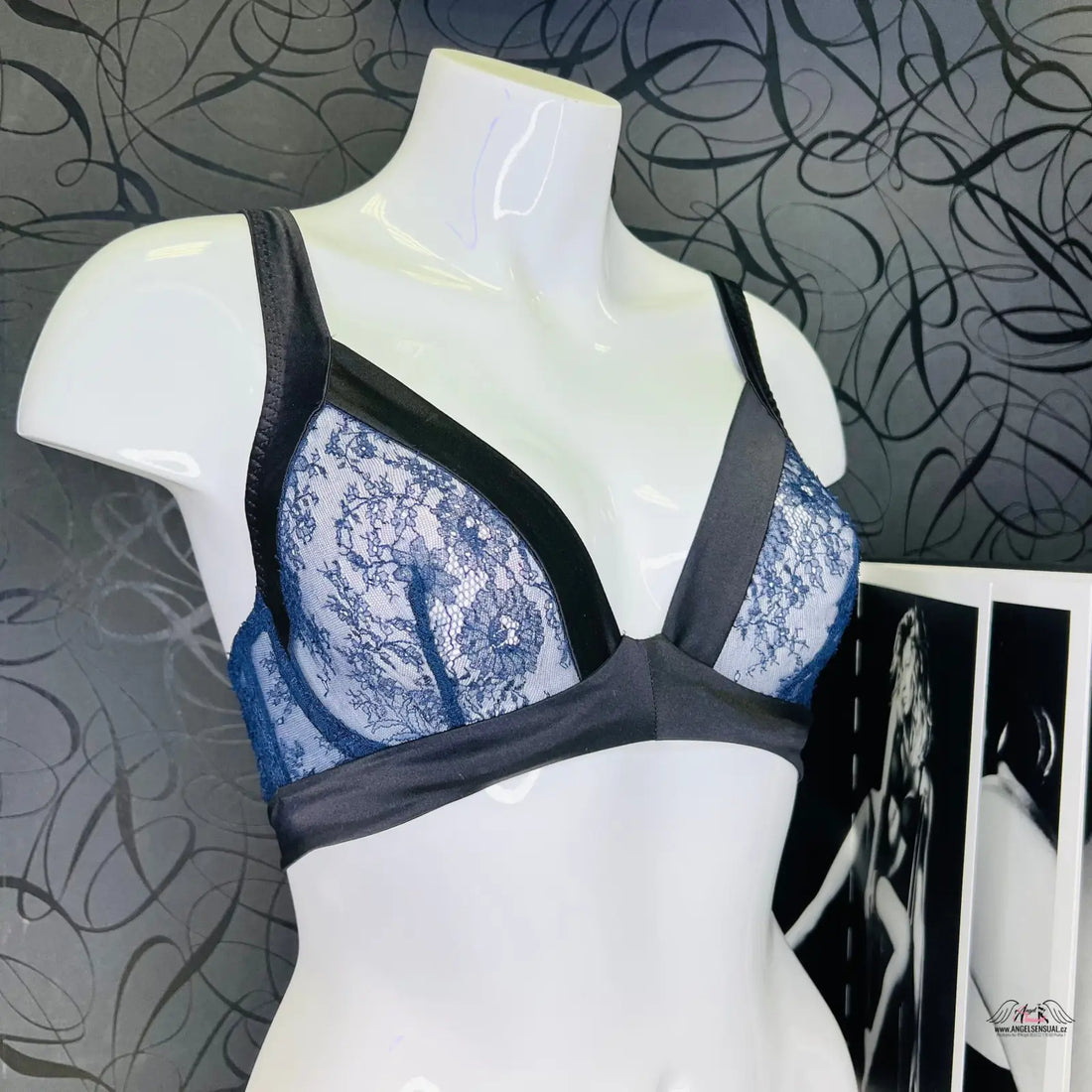 Agent Provocateur luxusní krajková podprsenka Oriah s dvojím zapínáním, modrá krajka a černý satén