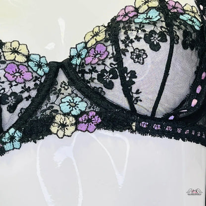 Luxusní podprsenka Petunia Garden Winter od Agent Provocateur s černou krajkou a květinovým potiskem