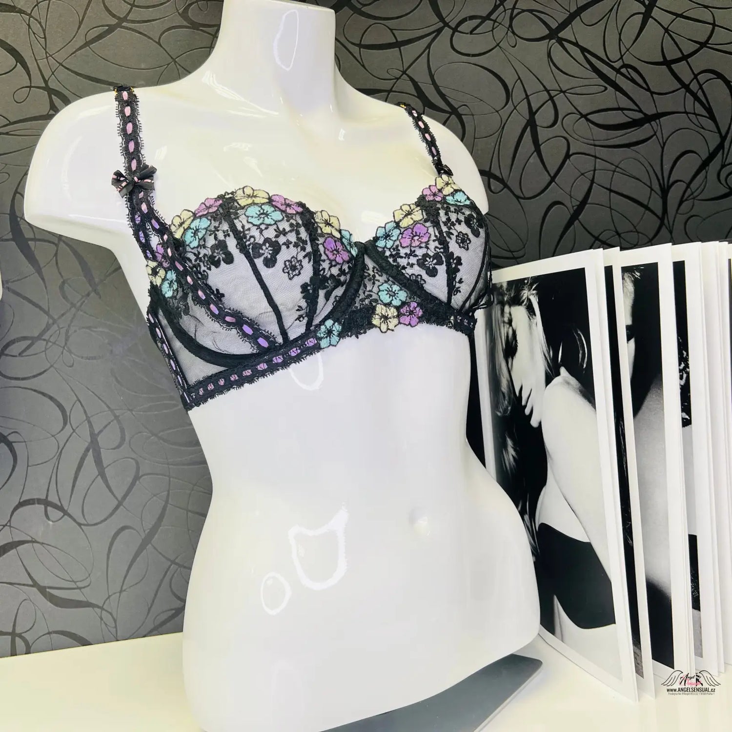 Manekýn s luxusní podprsenkou Petunia Garden Winter od Agent Provocateur a časopis na stole