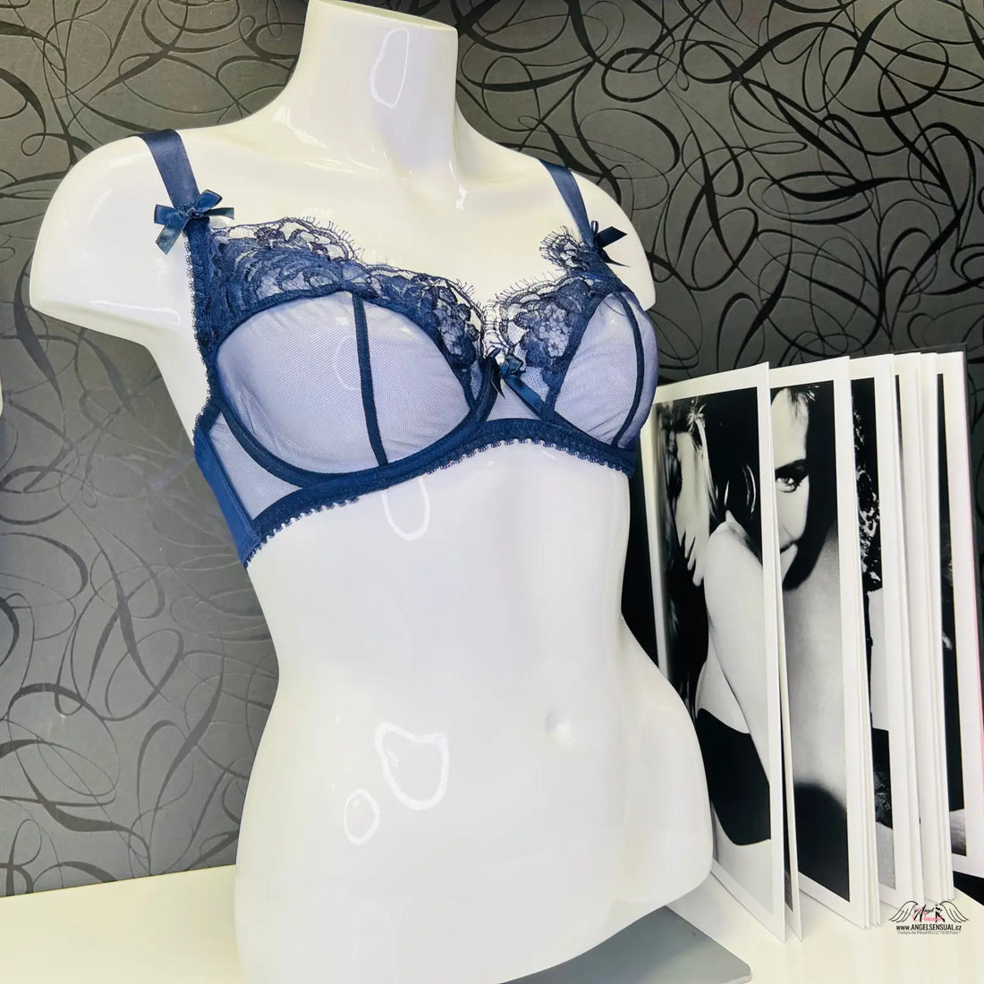 Modrá krajková podprsenka Agent Provocateur Podprsenka Piper na manekýně