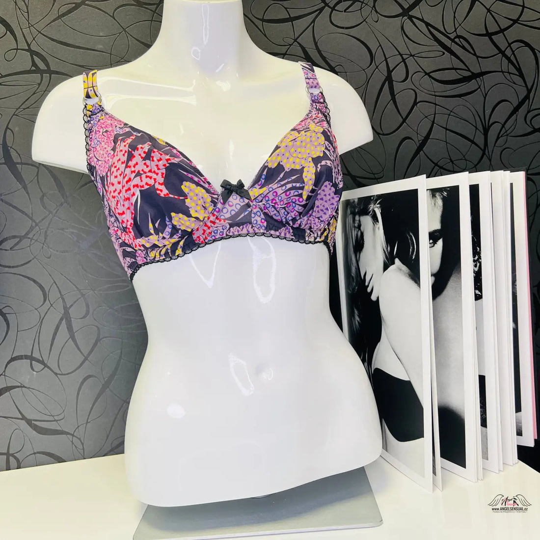 Floral print bra on mannequin with lehkým push-up efektem for elegant silhouette