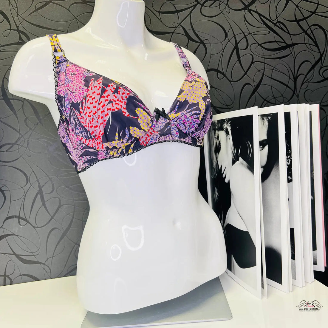 Florální podprsenka Agent Provocateur Riva s lehkým push-up efektem na figuríně