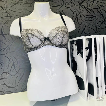 Manekýn s černou stahovací podprsenkou Sianna Black Silver a časopisem na stole