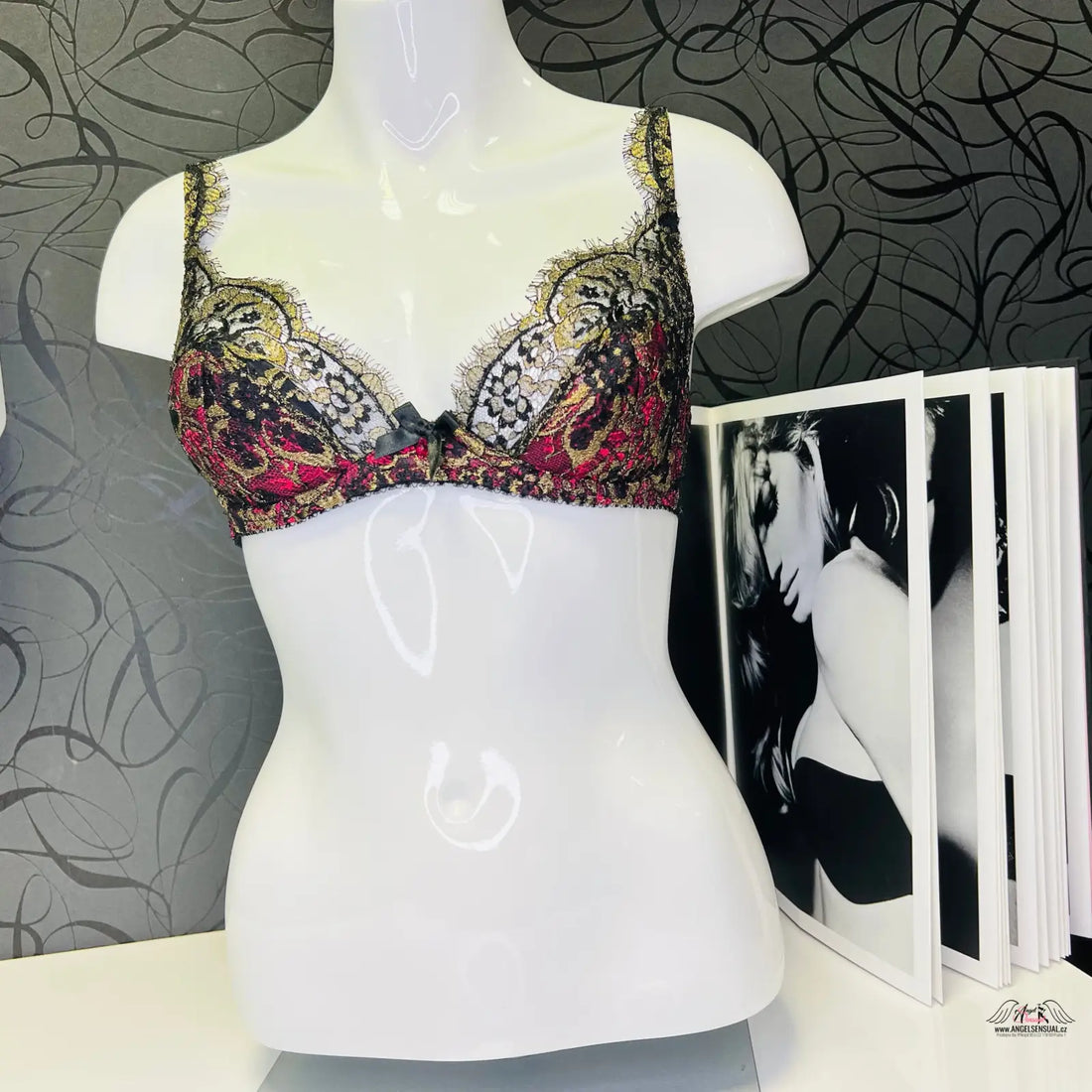 Agent Provocateur Jemnou síťovinou floral lace podprsenka Yesmine na figuríně
