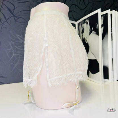 Bílá krajková sukně Annoushka na mannequin s agent Provocateur suspender
