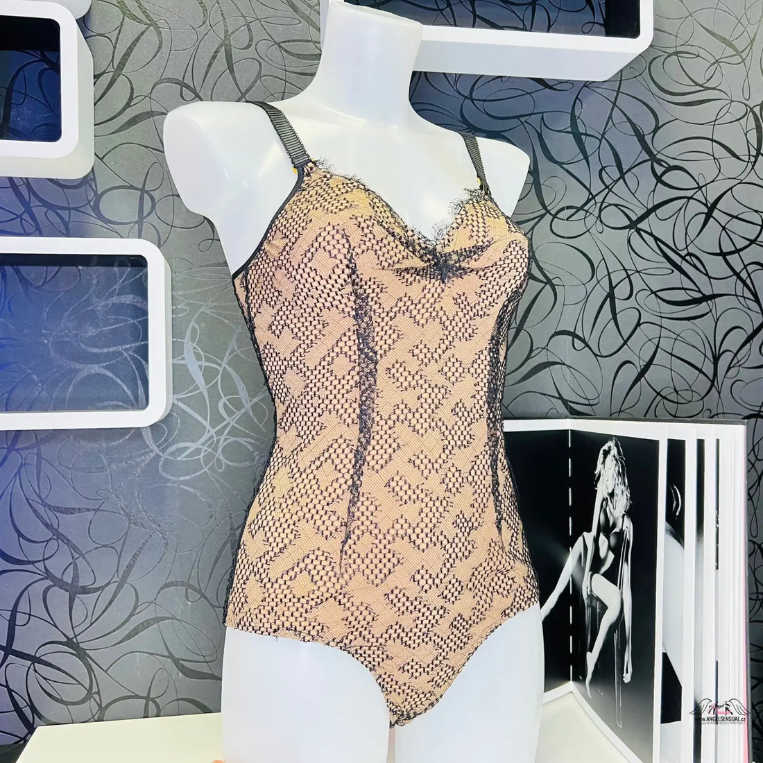 Agent Provocateur bodysuit s ozdobnou krajkou na figuríně, exkluzivní body Elsey