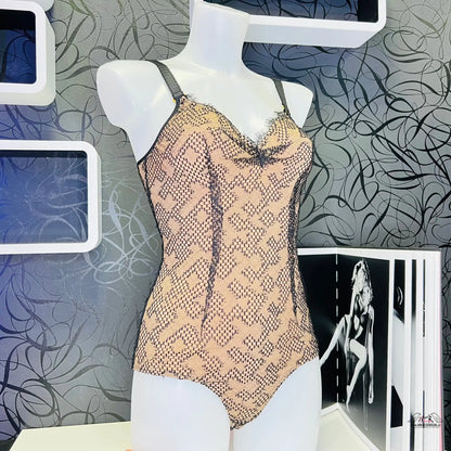 Agent Provocateur bodysuit s ozdobnou krajkou na figuríně, exkluzivní body Elsey