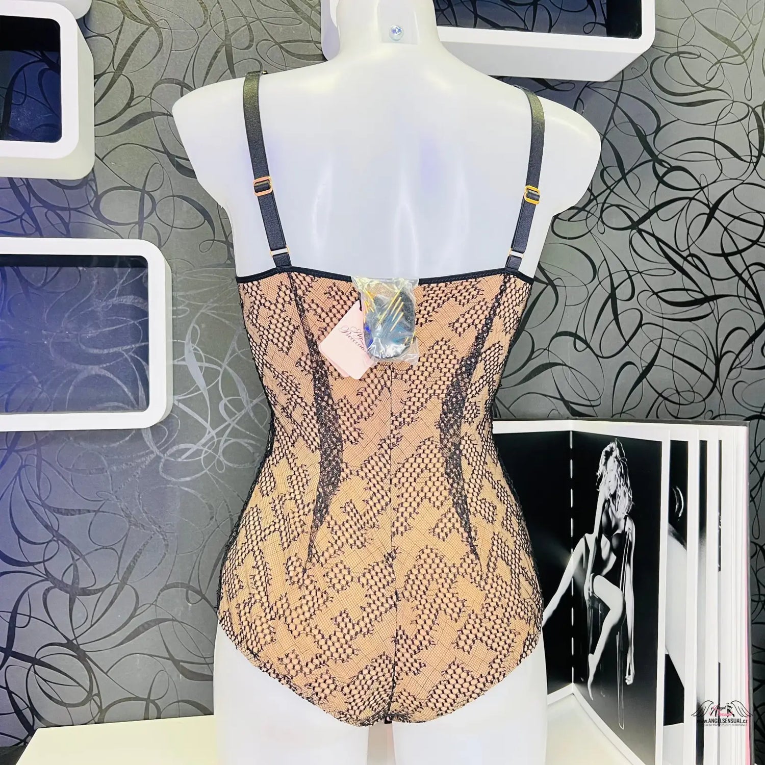 Lace-patterned bodysuit on a mannequin, exkluzivní body od Agent Provocateur s ozdobnou krajkou