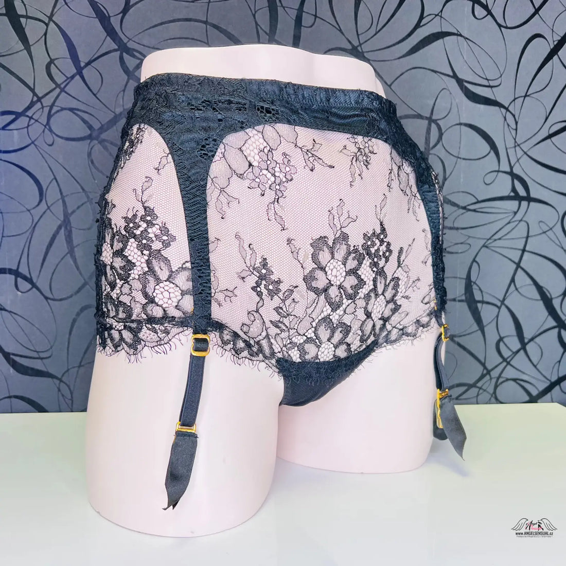 Black floral lace garter belt from Agent Provocateur Ismerelda with nádherné krajky leavers