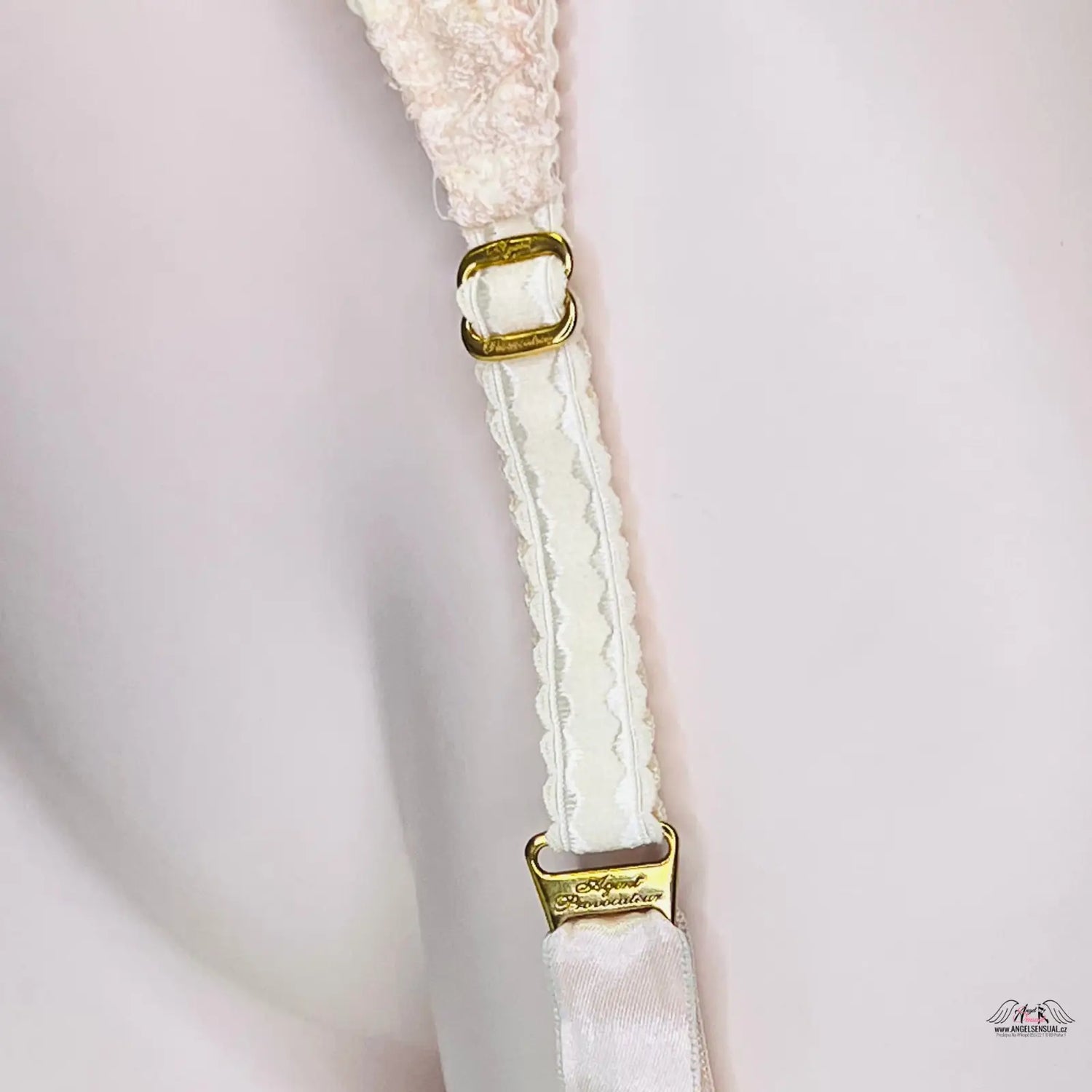 Kouzlo Abbey suspender s bílým páskem a zlatými nastavovacími prvky, jemná růžová elegance