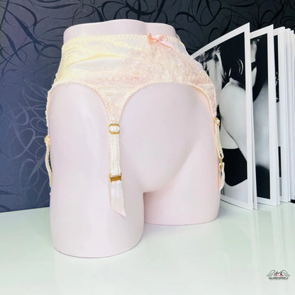 Jemná růžová elegance Agent Provocateur Podvazkový Pás Abbey s kouzlo Abbey suspender cream