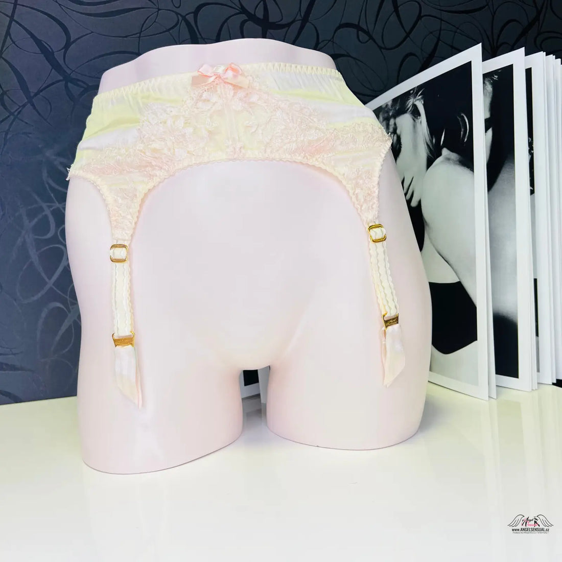 Jemná růžová elegance s kouzlo Abbey suspender a zlatými akcenty