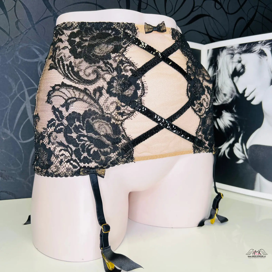 Black lace garter belt zlatým zdobením z luxusní Adelia roll podvazkový pás