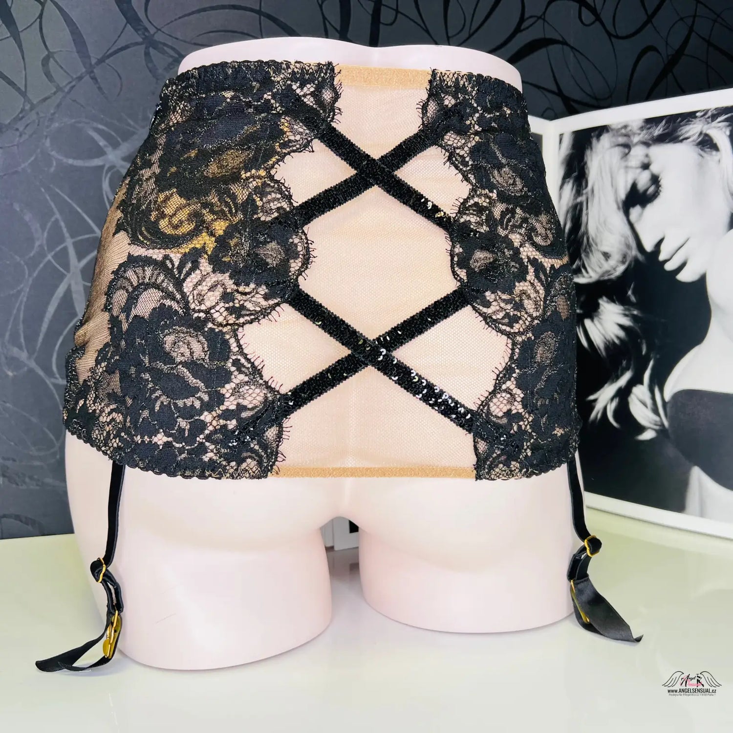 Black lace podvazkový pás Agent Provocateur Adelia s luxusním adelia roll a zlatým zdobením