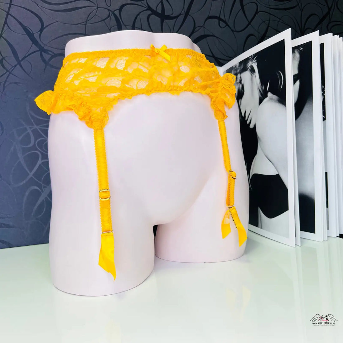 Yellow lace garter belt krajkový podvazkový pás podvazkový pás Anna elegantní styl