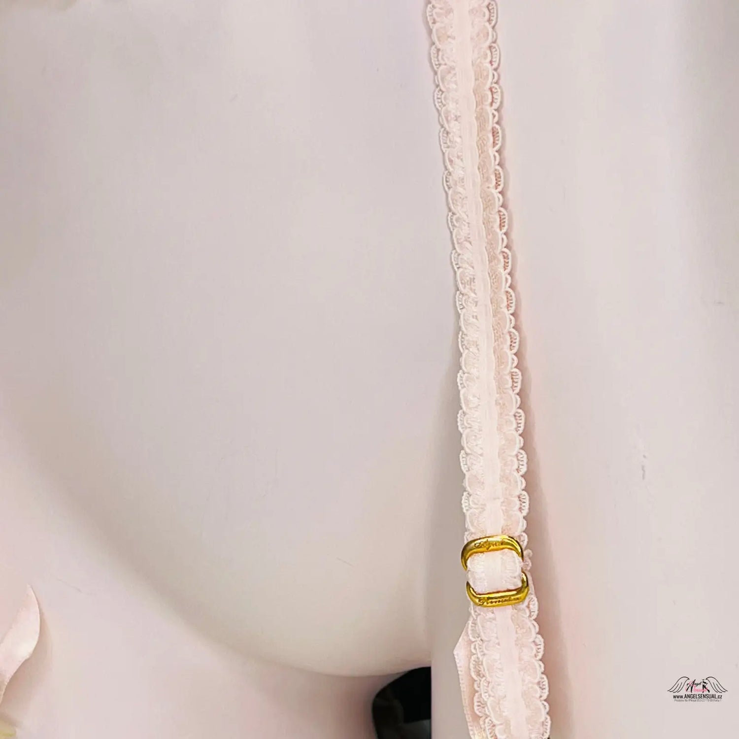 Lace-trimmed bra strap of Agent Provocateur Podvazkový Pás Bethanie, elegantní podvazkový pás s květinovými detaily