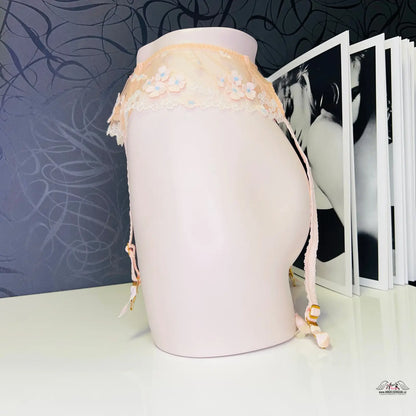 Pink garter belt with floral lace from Agent Provocateur Podvazkový Pás Bethanie, elegantní podvazkový pás s květinovými detaily