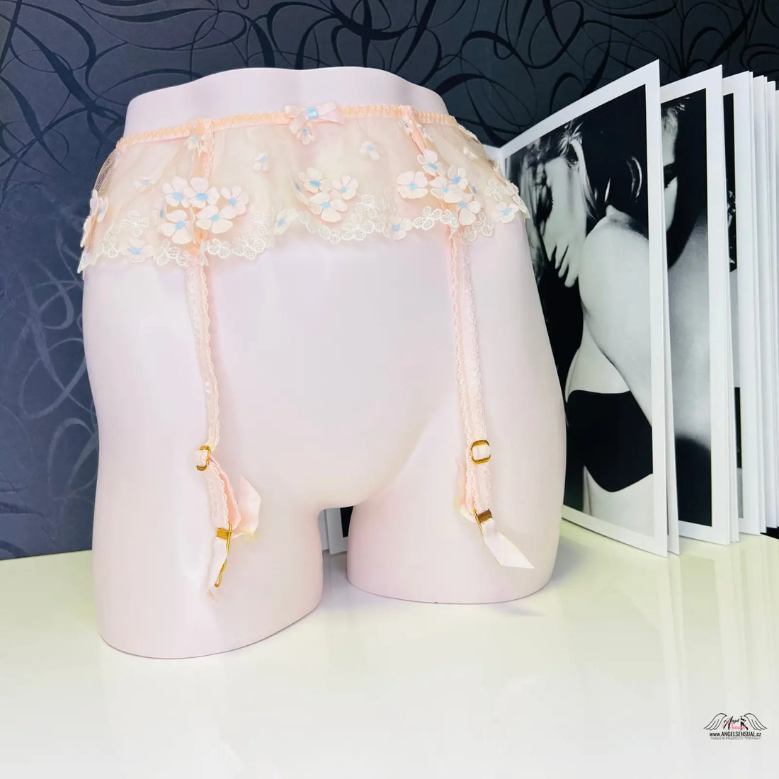 Fotografie modelu s elegantní podvazkový pás s květinovými detaily Bethanie