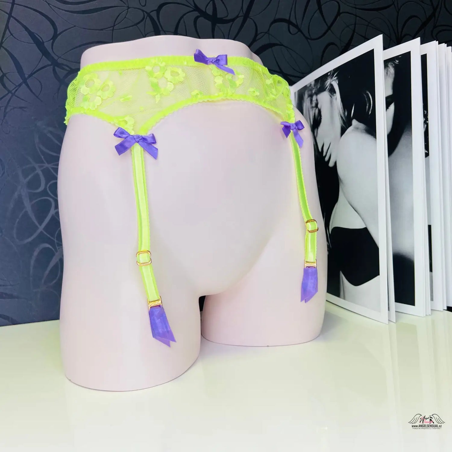 Žena v neonově žlutém tylu s květinovou výšivkou na produktu Agent Provocateur Podvazkový pás Brittnie