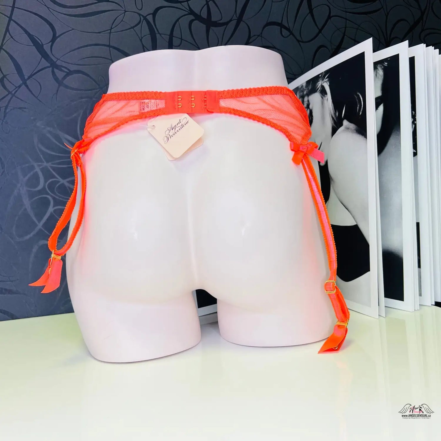 Bílý manekýn s jarní krásou a neon oranžovými popruhy na brittnie suspender oranžová