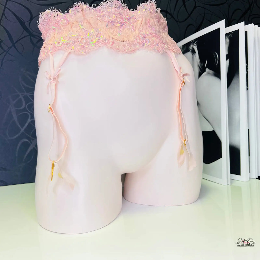 Elegantní podvazkový pás Darianna s růžovou krajkou pro sofistikovaný vzhled