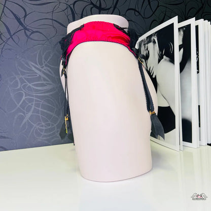 Red and black garter belt from Agent Provocateur Podvazkový Pás Dolley v hedvábném saténu