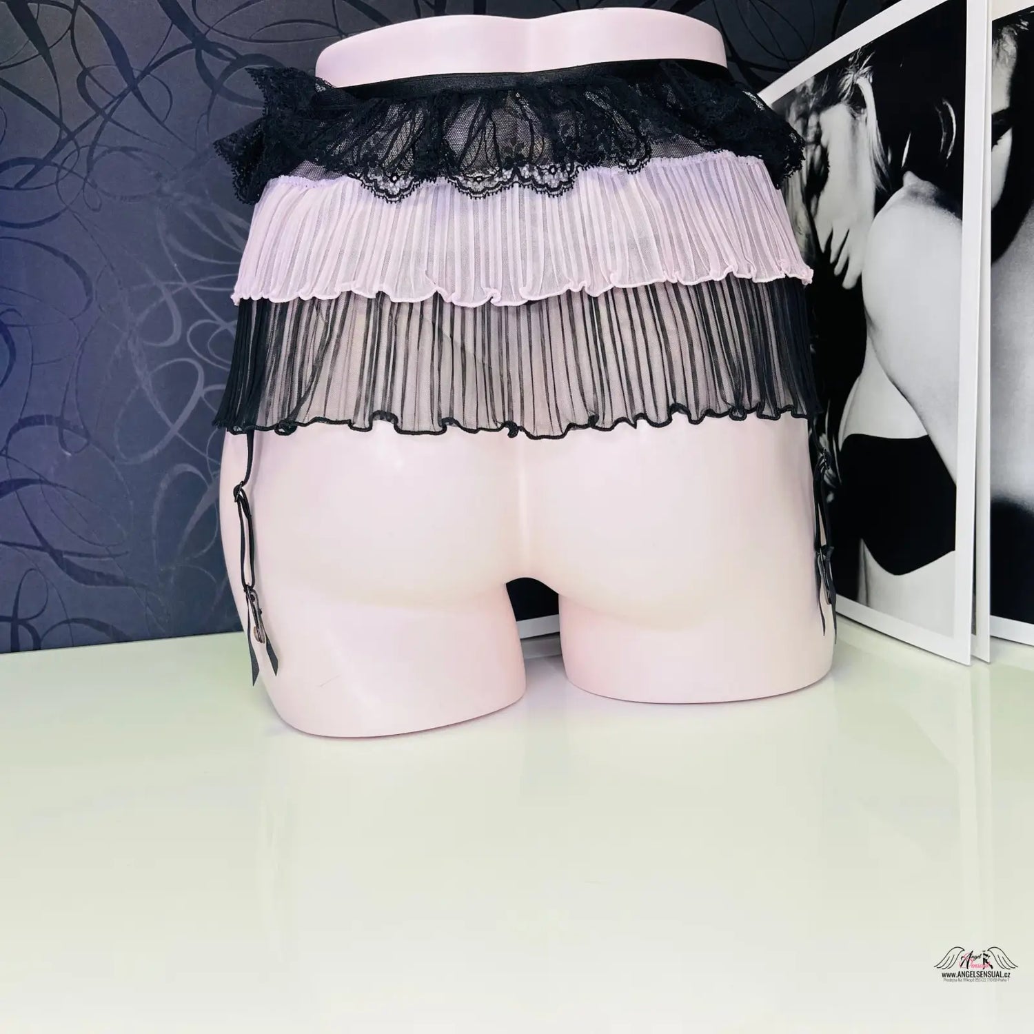 Pink mannequin s luxusním podvazkovým pásem Fifi s černými mašličkami