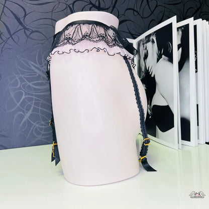 Pink keramická váza s černým krajkovým lemem, ideální k Agent Provocateur luxusní suspender černý