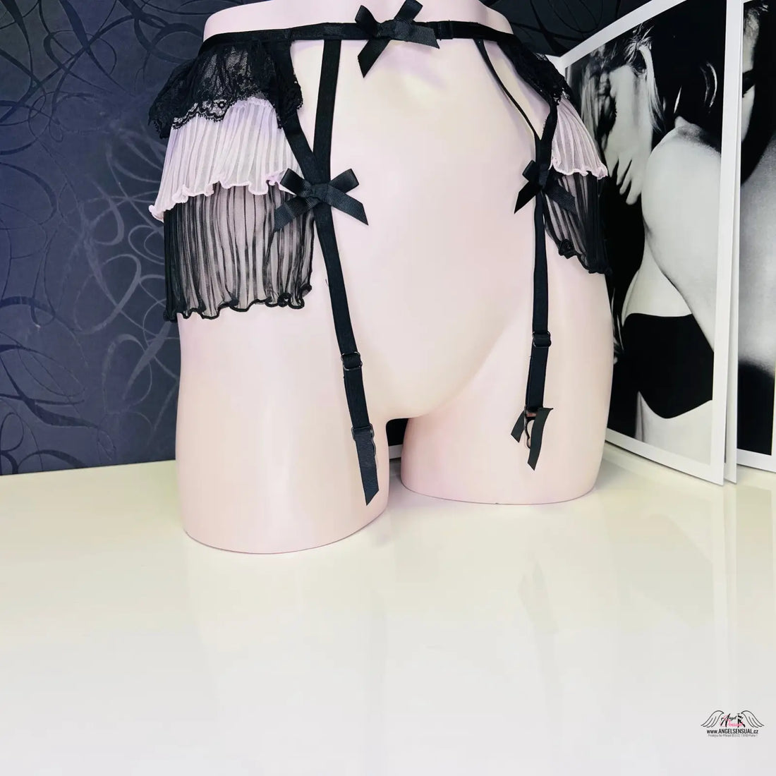 Černý luxusní podvazkový pás Fifi s mašličkami, elegánní a stylový design