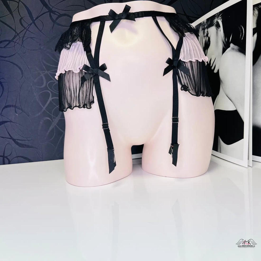 Luxusní podvazkový pás Fifi s černými mašličkami a černou garter belt