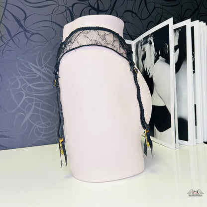 Černý krajkový podvazkový pás Agent Provocateur Laretta suspender pro elegantní vzhled