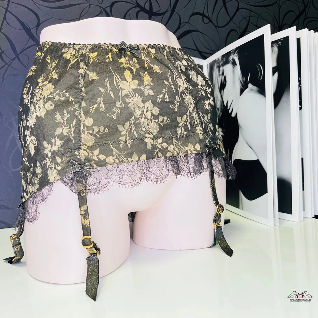 Enigmatický leoni roll Černá zlato agent provocateur garter belt s květinovým potiskem