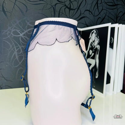 Blue garter belt from Agent Provocateur Podvazkový Pás Lorna, elegantní síťovaný podvazkový pás