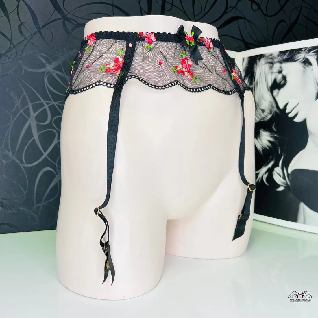 Floral embroidered krajkový podvazkový pás pro elegantní vzhled