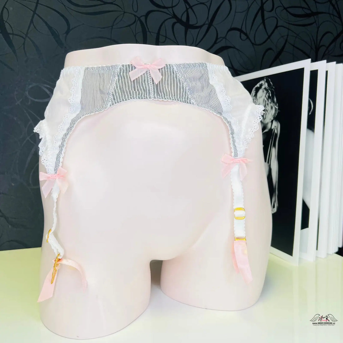 Bílé podvazkový pás s růžovými mašlemi, pás Marli od Agent Provocateur