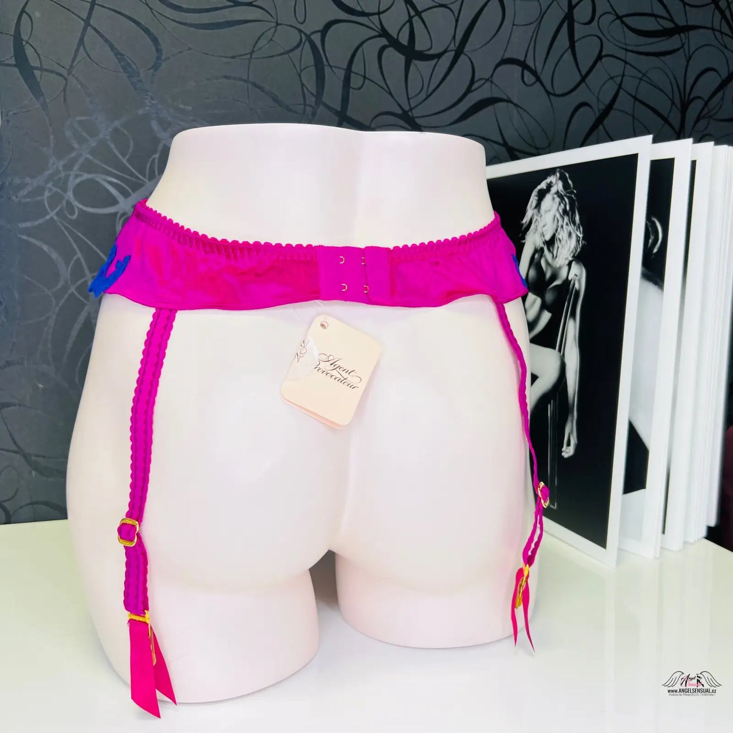 Elegantní podvazkový pás Molly Pink/Purple s jemnou krajkou na modelu