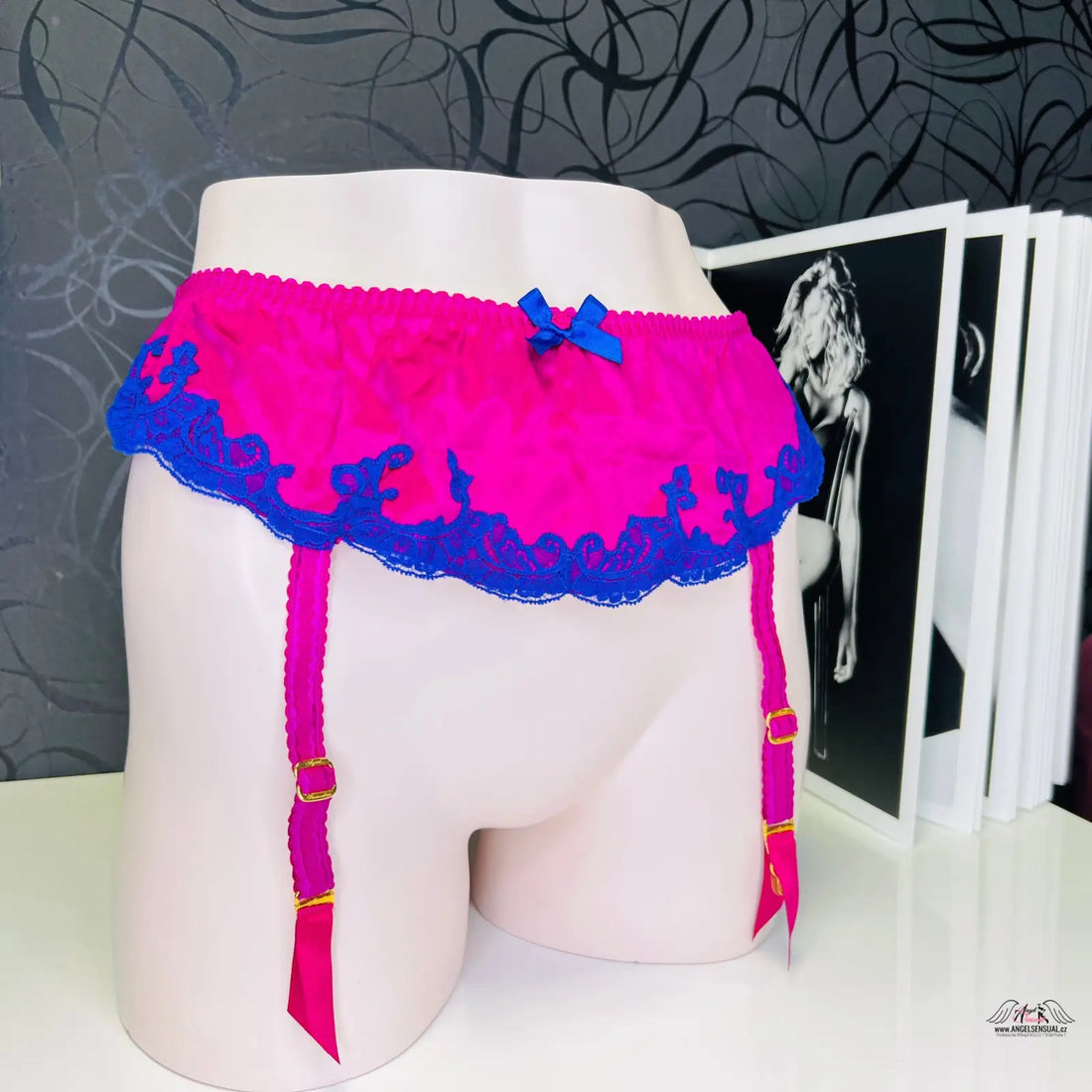 Elegantní podvazkový pás Molly s jemnou krajkou v růžovo-modré barvě